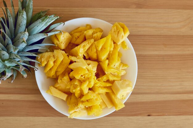 Ananas en tranches sur une table en bois