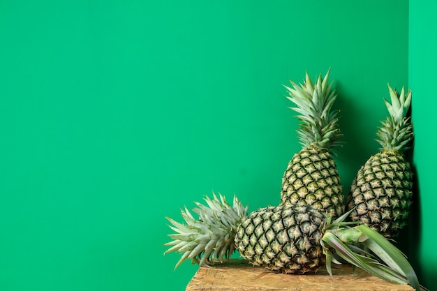 Ananas tropical frais sur fond vert