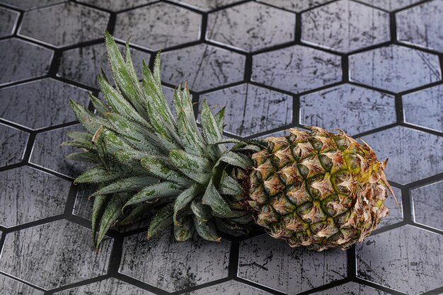 Ananas tropical naturel mûr et sucré biologique