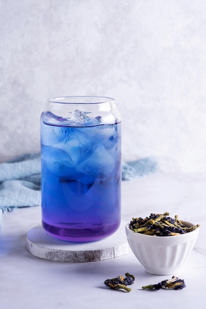 Anchan bleu boisson thé fleur de pois papillon glacé sec clitoria ternatea fleur sur fond blanc