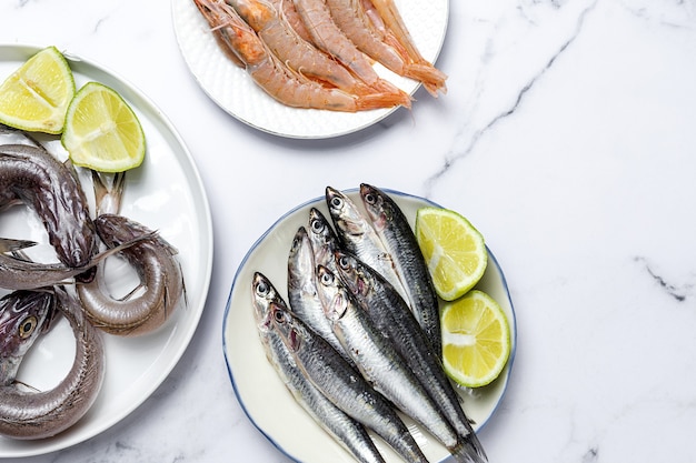 Anchois, crevettes et merlan cru préparés pour la friture