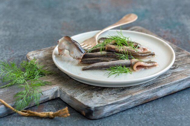 Anchois à l'huile d'olive à l'aneth frais