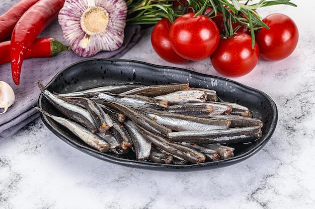 Anchois marinés dans l'assiette