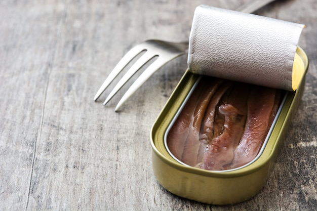 Les anchois peuvent sur table en bois