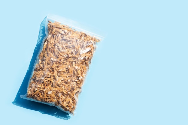 Photo anchois séchés dans un sac en plastique