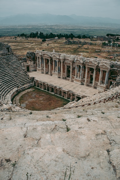 Ancien amphithéâtre romain en pierre sous le ciel ouvert à Pamukkale en Turquie