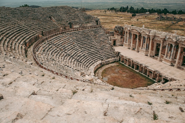 Ancien amphithéâtre romain en pierre sous le ciel ouvert à Pamukkale en Turquie