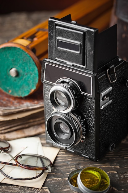 Ancien appareil photo mécanique sur un vieux fond