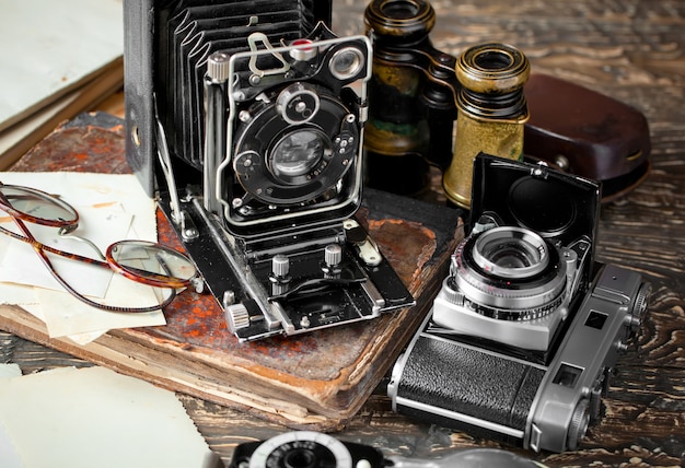 Ancien appareil photo sur un vieux fond sur une table en gros plan