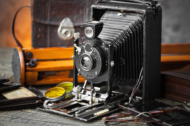 Ancien appareil photo sur un vieux fond.