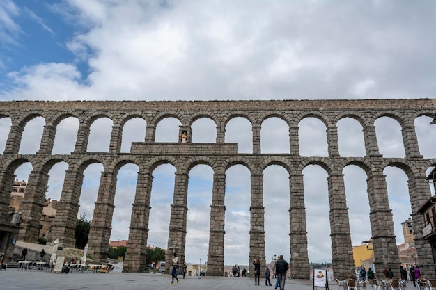 Ancien aqueduc dans le centre historique de Ségovie Espagne