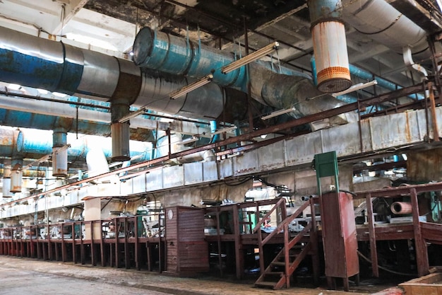 Ancien atelier d'épluchage fermé rouillé dans une pétrochimie chimique obsolète industrielle abandonnée