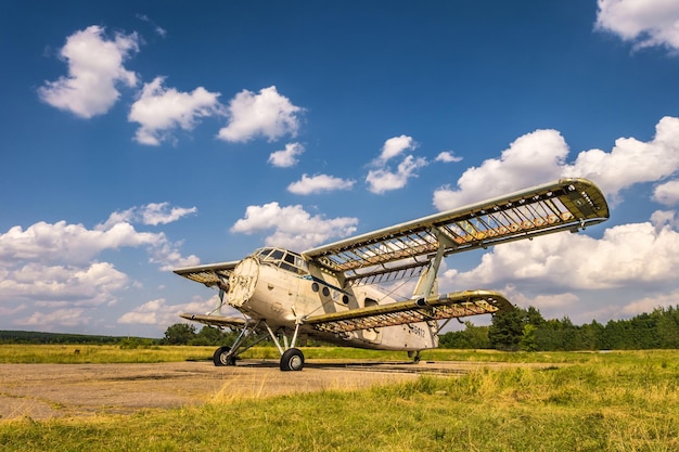 Ancien avion détruit sur le terrain par une journée ensoleillée