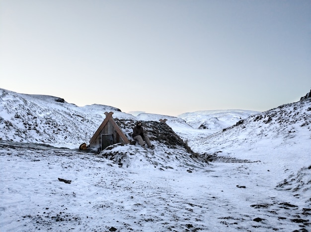 Un ancien bain public avec une source chaude dans les montagnes de l'Islande. Paysage d'hiver d'Islande