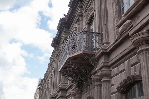 Ancien balcon architectural avec tuf noir