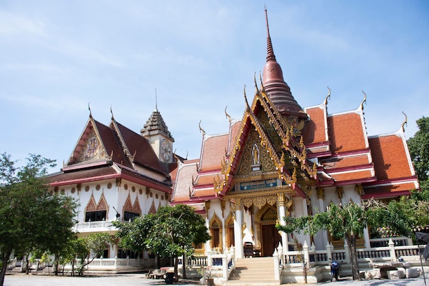 Ancien bâtiment antique ubosot du temple Wat Thap Kradan pour les thaïlandais voyage visite et respect prière bénédiction mystique saint bouddha à Song Phi Nong le 3 novembre 2022 à Suphan Buri Thaïlande