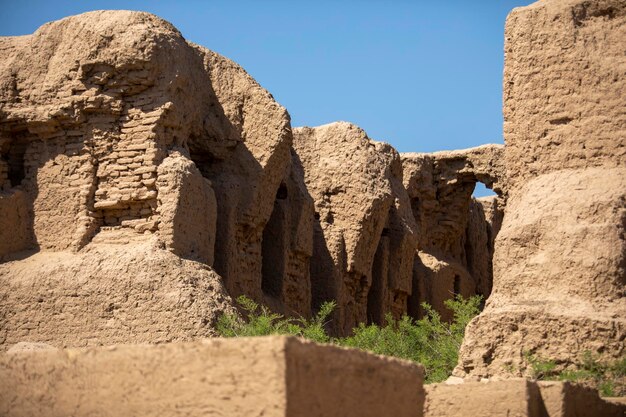 Photo ancien bâtiment arche dans un état endommagé