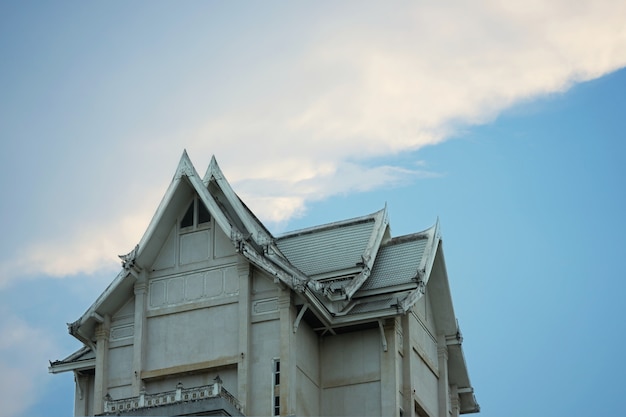 Ancien bâtiment ou architecture de style thaïlandais vintage sur fond de ciel bleu