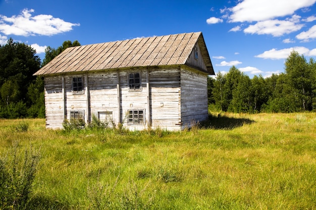 L'ancien bâtiment en bois utilisé comme moulins