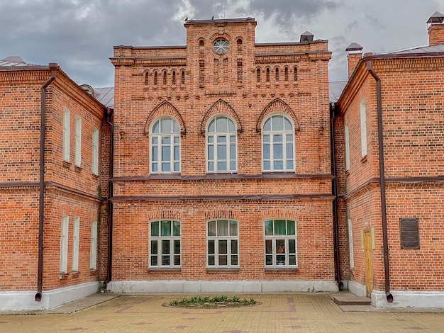 Photo ancien bâtiment en brique dans la ville d'orenbourg, en russie