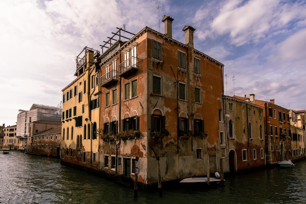 Ancien bâtiment sur canal à Venise