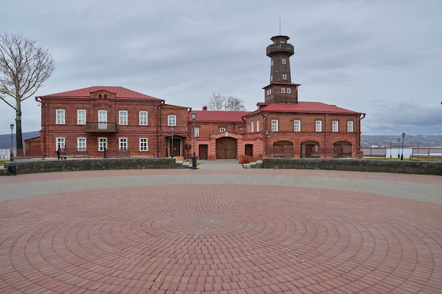 L'ancien bâtiment de la caserne des pompiers et la colonne d'avertissement de l'incendie. Kazan