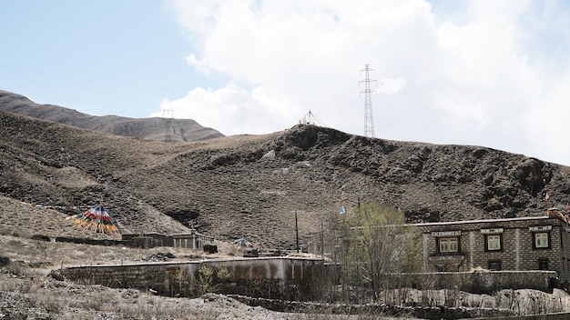 Ancien bâtiment avec ciel dégagé et montagne