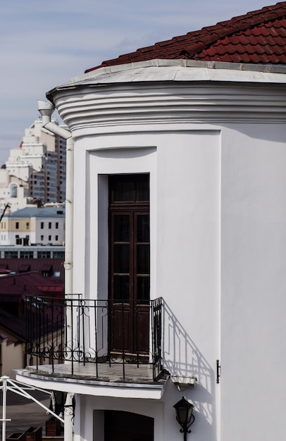 Ancien bâtiment européen avec un toit et un balcon ouvert. architecture