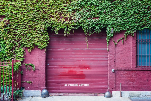 Ancien bâtiment avec fond de porte de garage