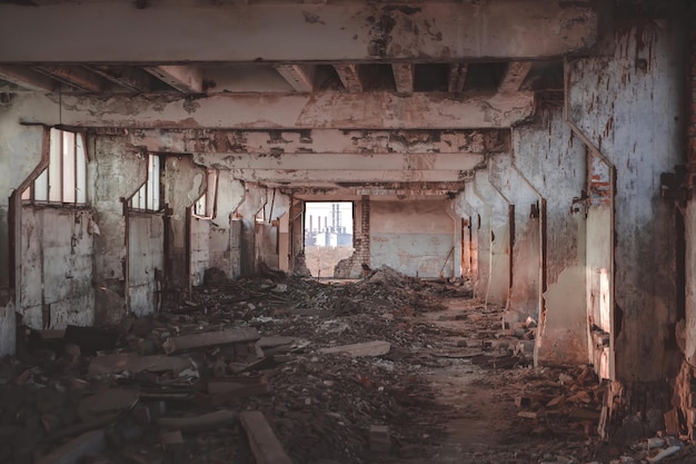 Un ancien bâtiment industriel désolé à l'intérieur d'un lieu abandonné