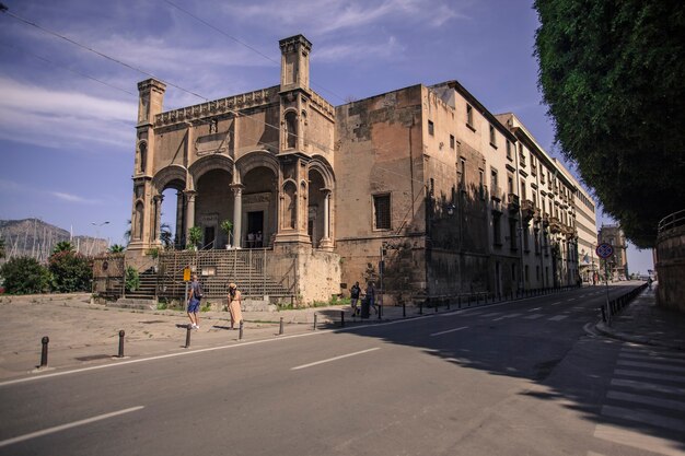 Ancien bâtiment à Palerme pendant la journée