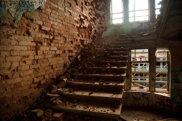 Ancien bâtiment résidentiel en ruine. logement d'urgence