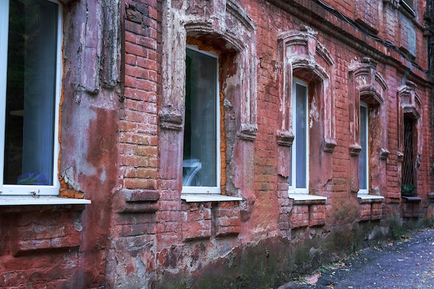 ancien bâtiment de la ville en briques rouges avec des fenêtres blanches