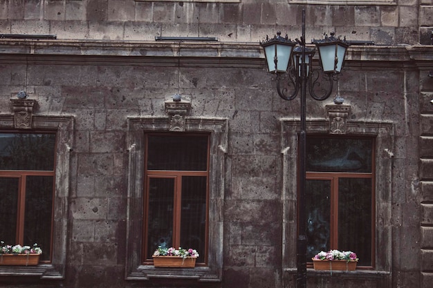 Ancien bâtiment vintage et réverbère