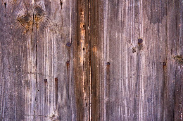 Ancien bouclier en bois avec rayures et éclats.