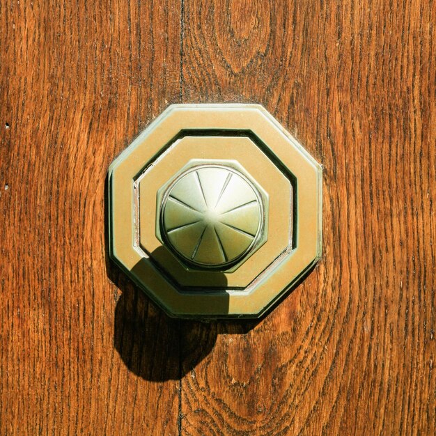 Ancien bouton de porte en laiton à porte en bois extérieure
