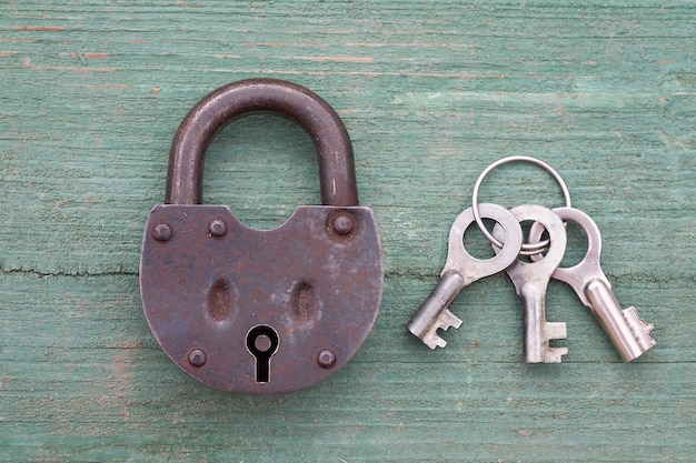 Photo ancien cadenas et clé sur bois