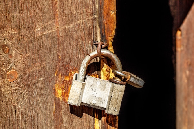 Photo ancien cadenas sur une porte en bois