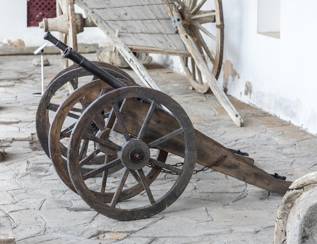 ancien canon avec des boulets de canon