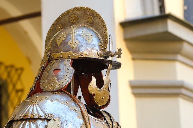 Un ancien casque de chevalier avec armure. Un concept médiéval