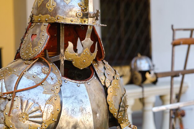 Un ancien casque de chevalier avec armure. Un concept médiéval