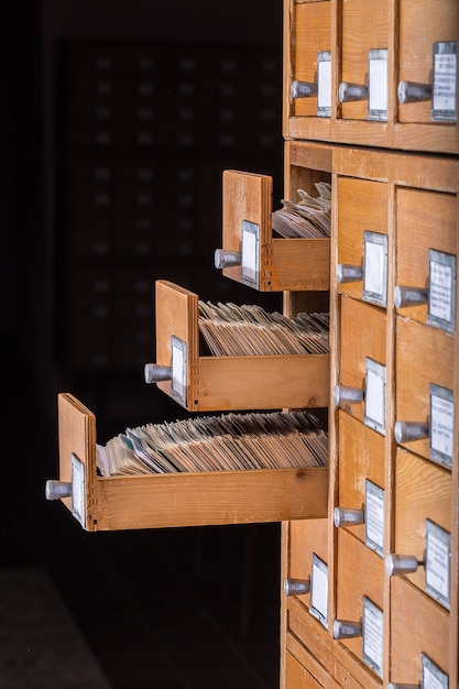 Ancien catalogue de référence de la bibliothèque avec tiroir à cartes ouvert