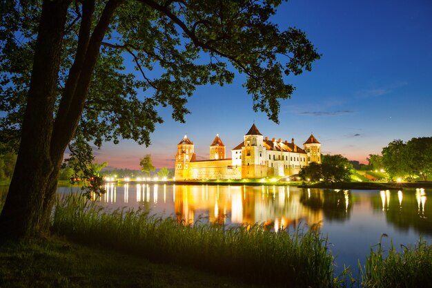 Ancien château de Mir (Biélorussie) la nuit