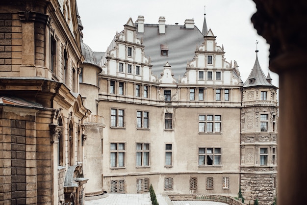 Ancien château polonais dans le village de moszna