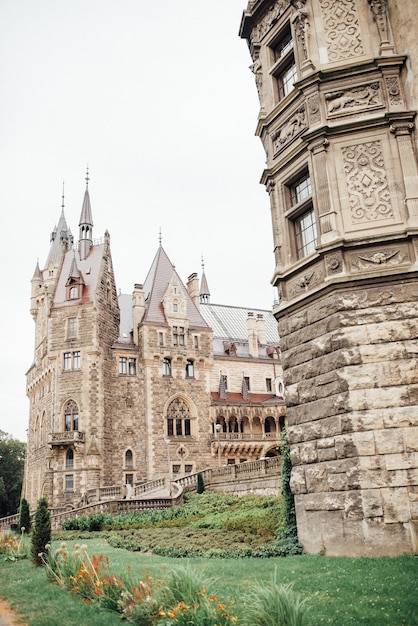 Ancien château polonais dans le village de moszna