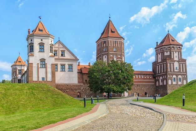 Photo ancien château restauré de la ville de mir