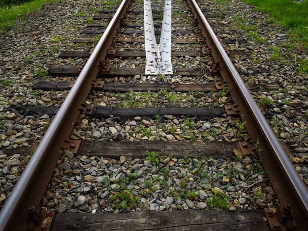 Ancien chemin de fer rouillé. Industrie ferroviaire et infrastructure de transport