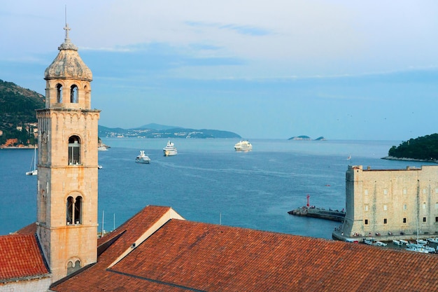 Ancien clocher de l'église et mer Adriatique à Dubrovnik tard dans la soirée, Croatie