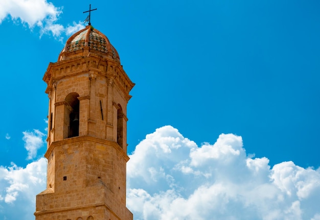 Ancien clocher sous un ciel nuageux