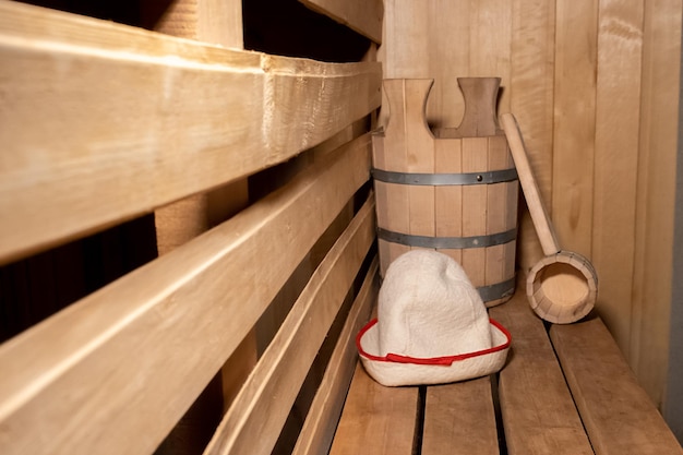 L'ancien concept de spa de bain russe traditionnel détails intérieurs sauna finlandais hammam avec traditi